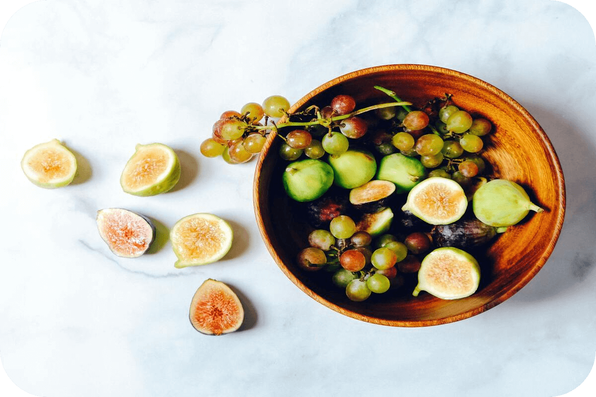Grapes and figs in the bowl