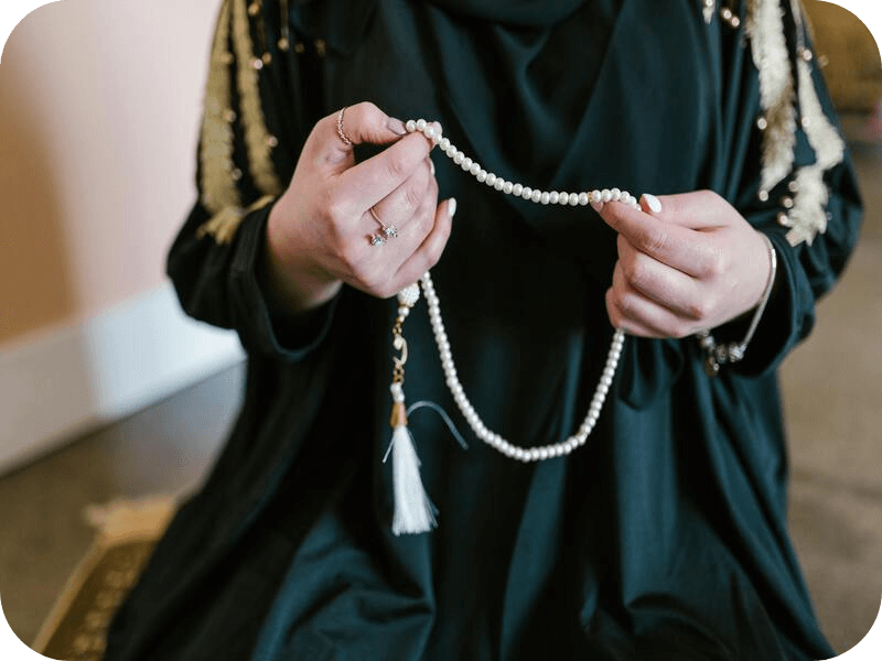 A Muslim woman using tasbeeh for dhikr