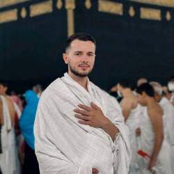 Perfect Gift Bamboo-Cotton Ihram Set (2 Pieces) – Premium Quality for Hajj & Umrah Step into your sacred journey with comfort and peace of mind. Our Bamboo-Cotton Ihram Set is designed to give pilgrims the highest level of softness, purity, and practicality while honoring the requirements of Ihram. &nbsp; Each set includes 2 seamless towels (approx. 110 × 220 cm), carefully crafted from a luxurious blend of 70–80% bamboo viscose with cotton. This unique combination creates a fabric that is:Soft & Gentle – Silky smooth against the skin, ideal for long hours of wear.&nbsp;Antibacterial & Odor-Resistant – Naturally fresh, even in hot climates.&nbsp;Breathable & Moisture-Wicking – Keeps you dry and comfortable.&nbsp;Thermo-Regulating – Cool during heat, warm in cooler conditions.&nbsp;UV-Protective – Shields against up to 97.5% harmful rays.&nbsp;Eco-Friendly & Sustainable – A choice that’s good for you and the planet. Designed in Turkey with quality craftsmanship, this ihram is not only practical but also a spiritual investment. Whether for yourself or as a gift, the Bamboo-Cotton Ihram Set brings together devotion, comfort, and sustainability in one sacred garment. Perfect for Hajj, Umrah, or gifting to loved ones embarking on their&nbsp;pilgrimage.