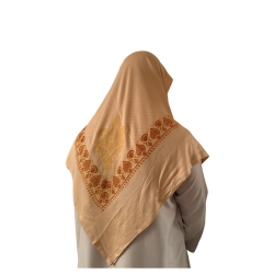 Perfect Gift Al Shams – The Shemagh of the SunA tan shemagh with golden and warm-toned embroidery — inspired by the radiance of the desert sun.
