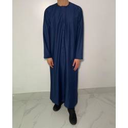 Perfect Gift Our elegant zip up Emirati Navy Blue Matte Thobe is now finally ready for you to purchase!Available in sizes 52-60Matte thobe in is equipped with a button detachable taboosh, why have 1 style when you can have the best of both?