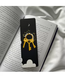 Perfect Gift Unlock your gates to jannah! Enhance your reading experience with our unique Islamic bookmark. Designed with care, it serves as a reminder of faith. Slim and durable, it securely holds its place in your Qur'an or any book. Perfect as a gift or for personal use!This beautiful accessory serves as a perfect companion for your Qur'an and books. Or if you don't read much, you can place it in your journal or notebooks.51 x 152 mm size400 gsm paperGlossy front, silk-finish backVivid, full-colour printing*book not included*