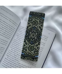 Perfect Gift Inspired by the carpet in the Prophet ﷺ’s mosque, Masjid An Nabawi, if you have the Madinah blues, you need this bookmark!Enhance your reading experience with our unique Islamic bookmark. Designed with care, it serves as a reminder of faith. Slim and durable, it securely holds its place in your Qur'an or any book. Perfect as a gift or for personal use!This beautiful accessory serves as a perfect companion for your Qur'an and books. Or if you don't read much, you can place it in your journal or notebooks.51 x 152 mm size400 gsm paperGlossy front, silk-finish backVivid, full-colour printing*book not included*