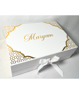 Perfect Gift Add a touch of elegance to your celebrations with our Personalised White Magnetic Gift Box with Ribbon, beautifully designed with an Oriental-inspired theme. Perfect for Eid, Ramadan, weddings, Umrah and Nikkah gifts. Each box is decorated by hand with vinyl details on all four corners, plus your custom name or message in the centre, and metallic gold or silver sides for a premium finish. How to Order:1. Choose your font : Select your preferred font style for your name or short text.2. Choose your colour :  Select Gold or Silver for the vinyl design and side panels.3. Enter your personalised text in the personalisation box : Add your name, initials, or a short message (e.g. Ameenah, Eid Mubarak Sana, Nikkah Mubarak Mariam & Bilal).- I can also write in Arabic! Please specify this clearly in the personalisation box when ordering.- "Mehreen in Arabic" Please note the box will be posted already assembled. Features:Colour: WhiteDesign: Oriental-inspired vinyl decoration on 4 corners & sides. Inspired by Mosques. Designed and cut by Bespoke Tokens.Personalisation: Name or short message in chosen font (Arabic available)Sides: Metallic Gold or Silver finishClosure: MagneticIncludes: Ribbon insert and matching ribbon Perfect For:Eid & Ramadan giftsNikkah & Islamic weddingsBridesmaid & bridal proposal boxesAnniversary or birthday presentsLuxury pamper hampersKeepsake or memory boxes Why You’ll Love It:Elegant, personalised finish for every occasionHandmade with care and premium materialsReusable and eco-friendlyA beautiful keepsake box to treasureUnique design !