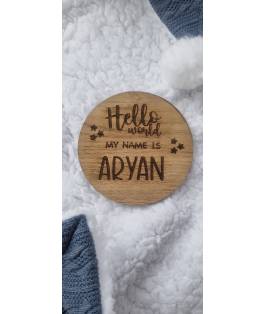 Perfect Gift &nbsp;Welcome your little one to the world with this beautiful&nbsp;"Hello World" Baby Announcement Disc! Measuring 10cm x 10cm, this round wooden disc is engraved with "Hello World, My Name Is..." and can be personalised with your baby's name. Perfect for newborn photos, birth announcements, or a keepsake. Size: 10cm x 10cm roundMaterial: High-quality Oak Veneer wood, engraved designThickness 4mmPlease be aware this is a natural wood and all knots and wood stains will be different Personalised details: Please add First name: Will be engraved as shown on image in CAPITAL LETER Includes: Custom baby nameIdeal for: Baby announcements, newborn photos, gifts