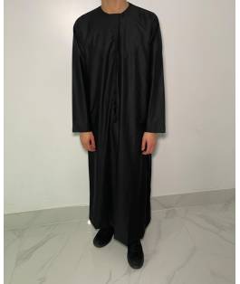 Perfect Gift Our elegant zip up Emirati Black Matte Thobe is now finally ready for you to purchase!Available in sizes 52-60Matte thobe in is equipped with a button detachable taboosh, why have 1 style when you can have the best of both?