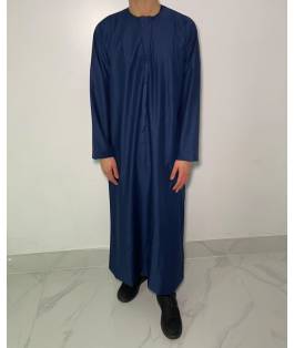 Perfect Gift Our elegant zip up Emirati Navy Blue Matte Thobe is now finally ready for you to purchase!Available in sizes 52-60Matte thobe in is equipped with a button detachable taboosh, why have 1 style when you can have the best of both?